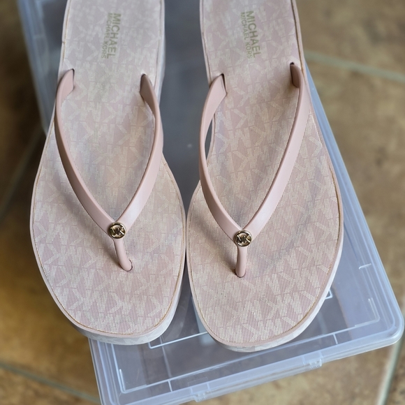 💫2 For $35💫 Bundle Corresponding Items For Deal!!! MK Powder Pink Sandals - Picture 2 of 6